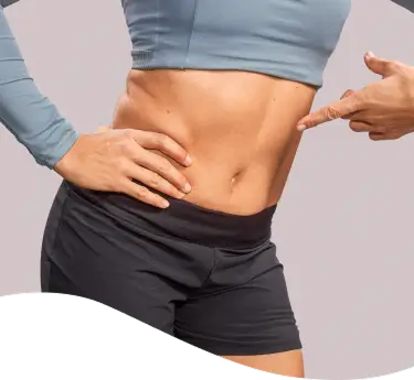 Mujer en la oficina con dolor abdominal